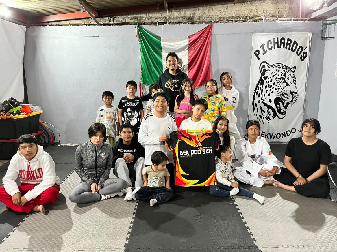 Team Pichardo's Taekwondo con la maglietta BEK DOO SAN